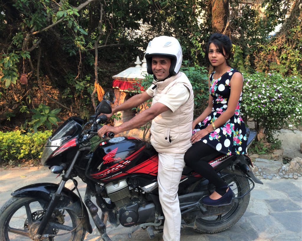Mohan mit Tochter und Honda
