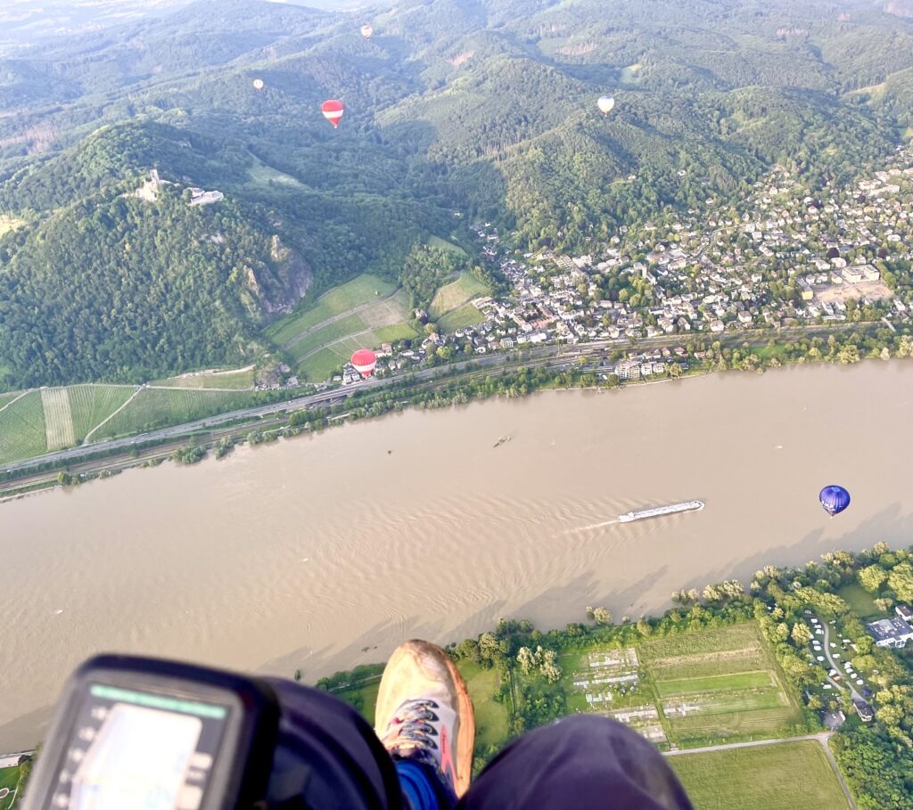 Paramotoring über dem Rhein 
