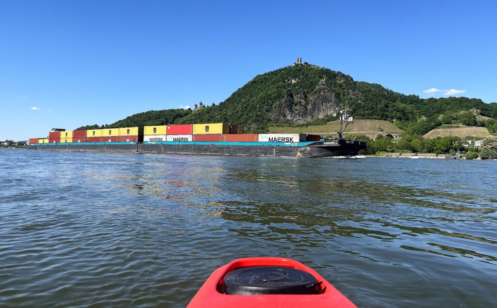 Kajak vor Drachenfels
