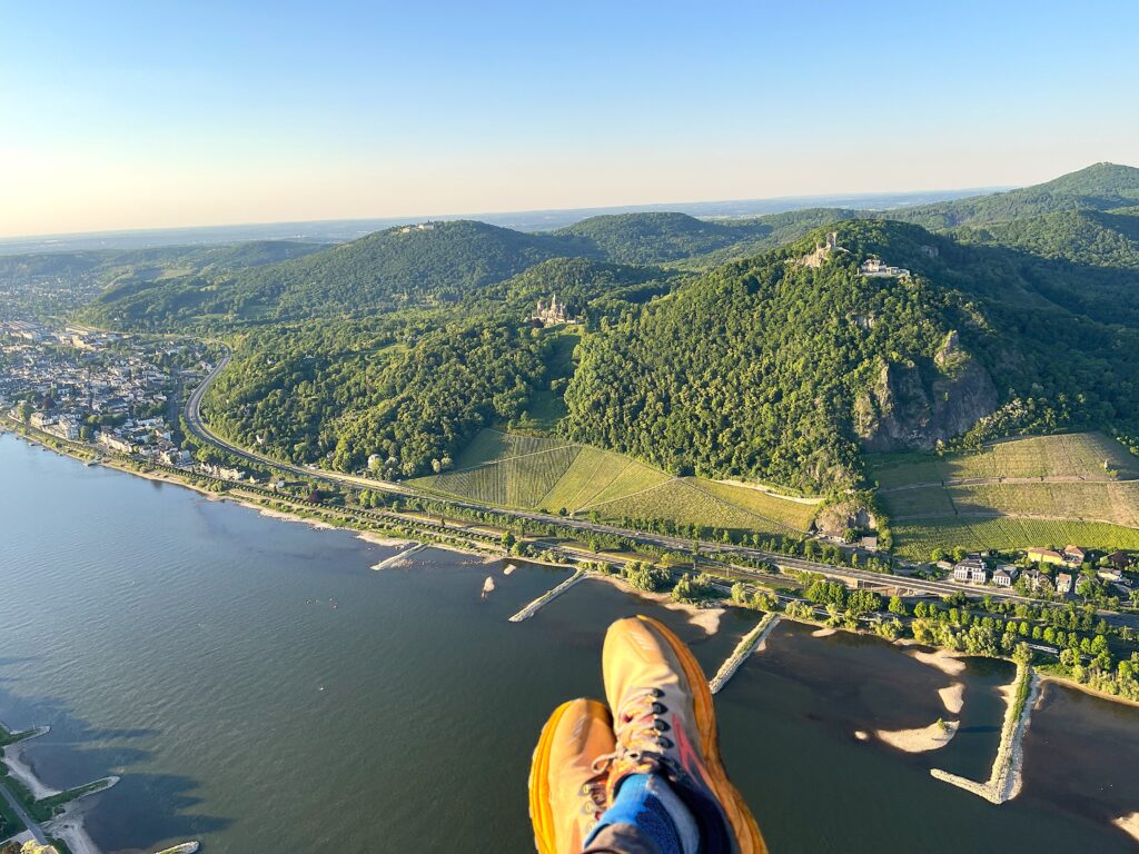 Flugbild (Paragleiter) auf Rhein und Siebengebirge