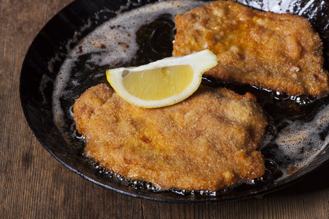 Wiener Schnitzel in der Pfanne
