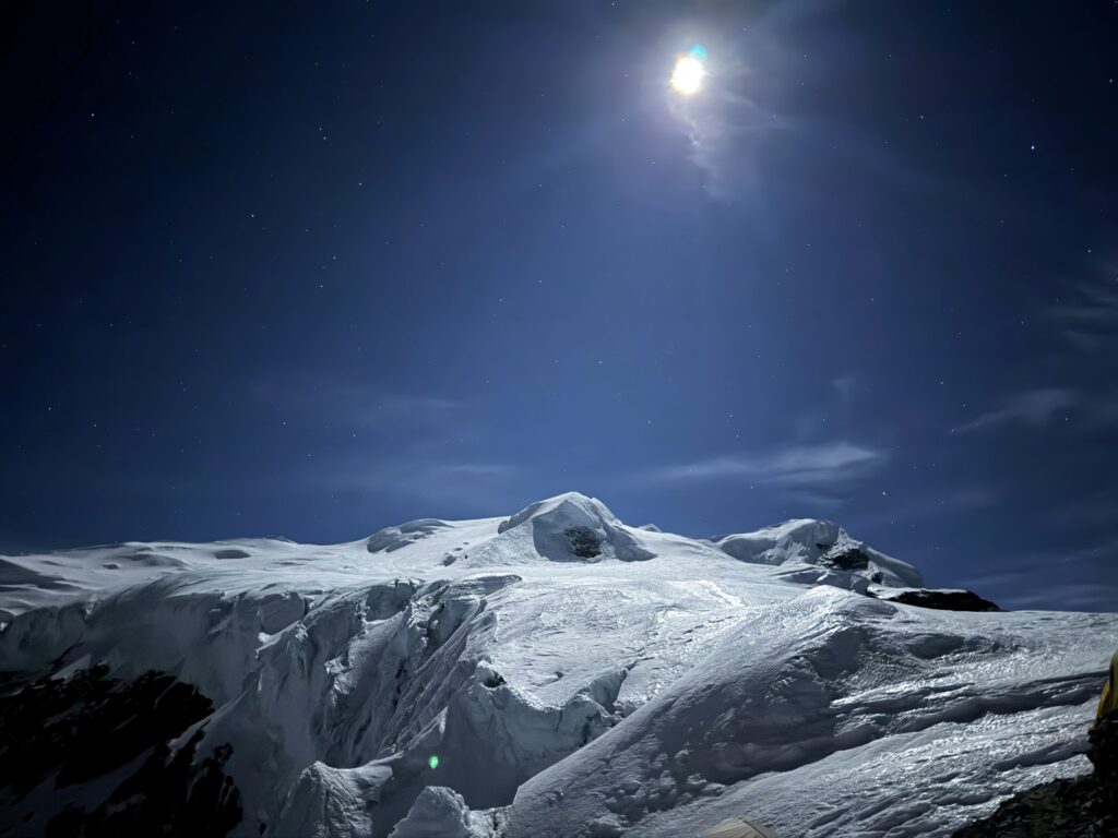 Mera Peak Massiv bei Mondlicht
